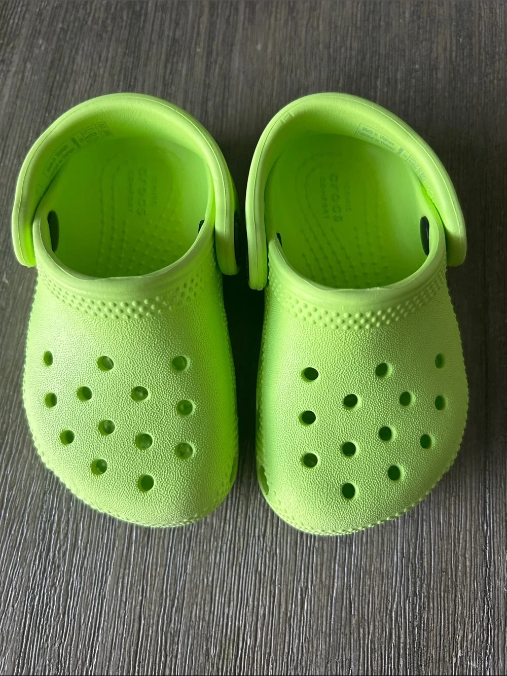 CROCS Kids Classic Clog in Neon Lime Green, Sz. C5, EU 2/21, Like New.